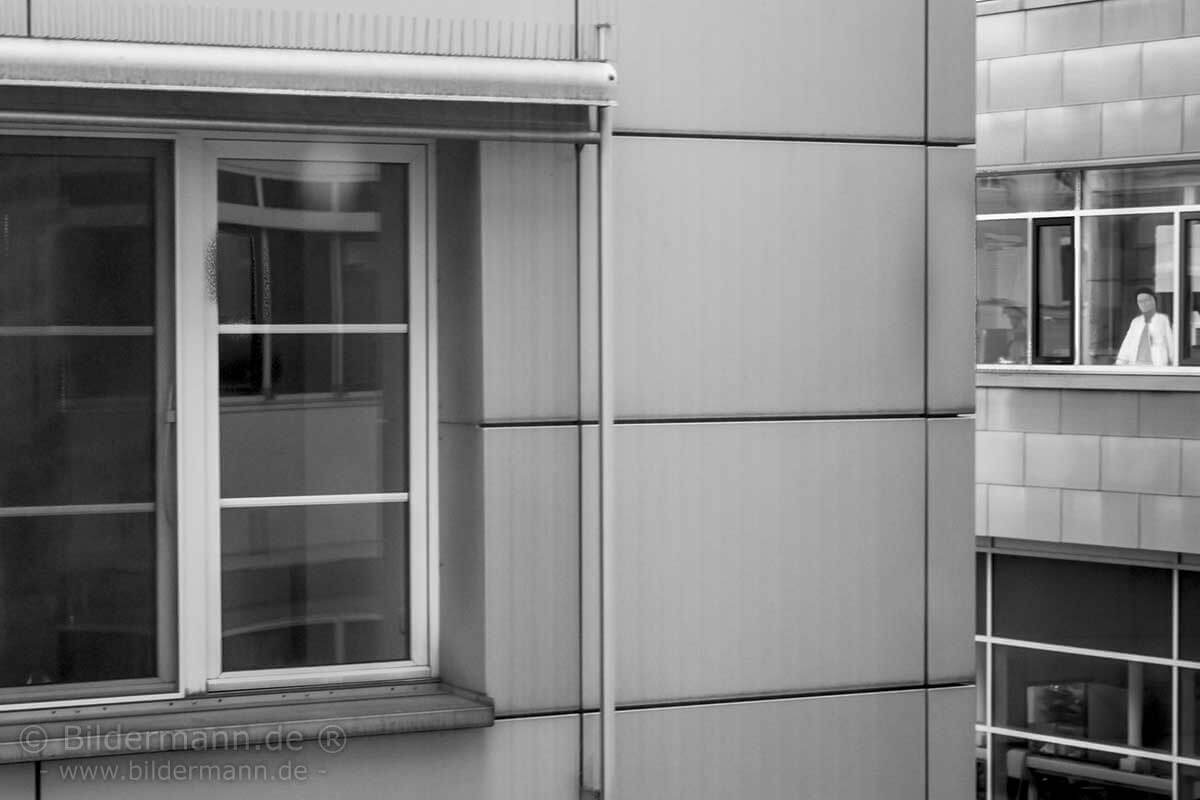 Ein Mitarbeiter des Universitätsklinikum Carl Gustav Carus Dresden blickt aus einem Fenster.