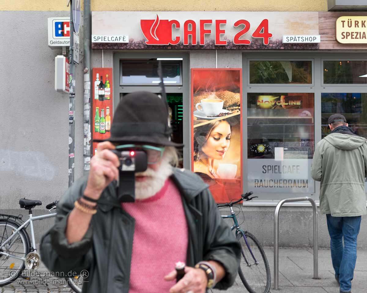 Ich werde gerade vom Dresdner Maler und Grafiker Lutz Fleischer auf der Alaunstrasse in der Dresdner Neustadt fotografiert.