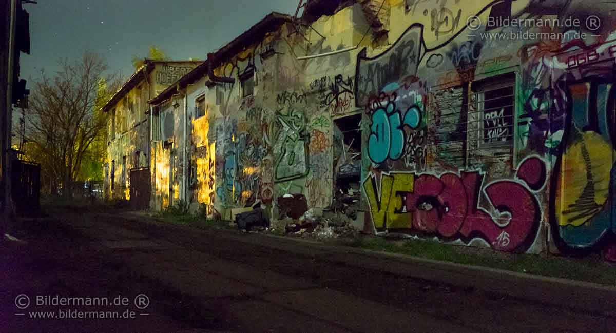 Veranstaltungsort des Punkkonzerts mit „The AYILAR” (Istanbul), eine Fabrikruine im Norden Dresdens. (Das Foto ist eine Nachtaufnahme bei Straßenlampenlicht — daher die verwischten Sterne am Himmel)