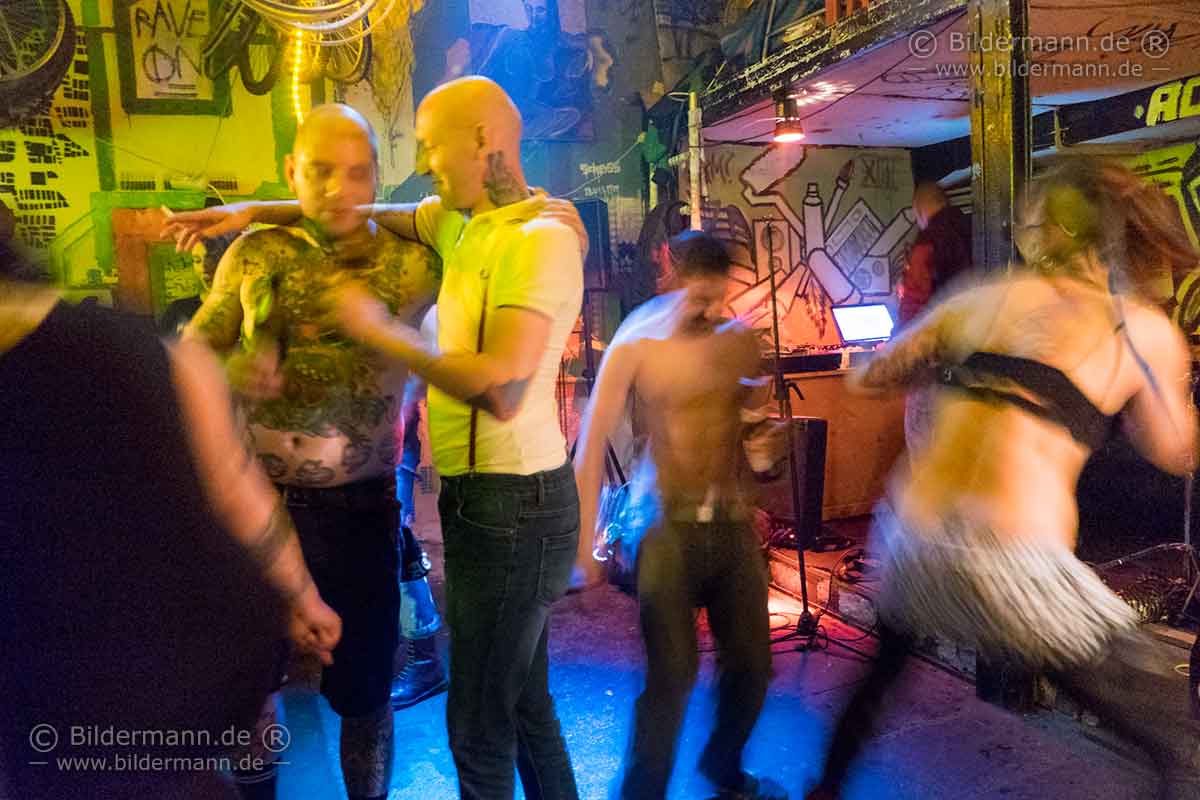 Impression beim Punkkonzert mit „The AYILAR” (Istanbul) in der Garage einer Fabrikruine im Norden Dresdens.