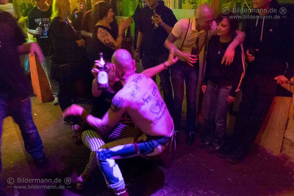 Impression beim Punkkonzert mit „The AYILAR” (Istanbul) in der Garage einer Fabrikruine im Norden Dresdens.