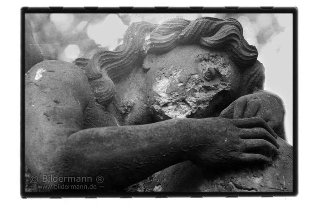 Foto: Entzeitigung - Detail einer Grabplastik: Engel mit zerstörtem Gesicht auf dem Friedhof der Kreuzkirche Zittau.