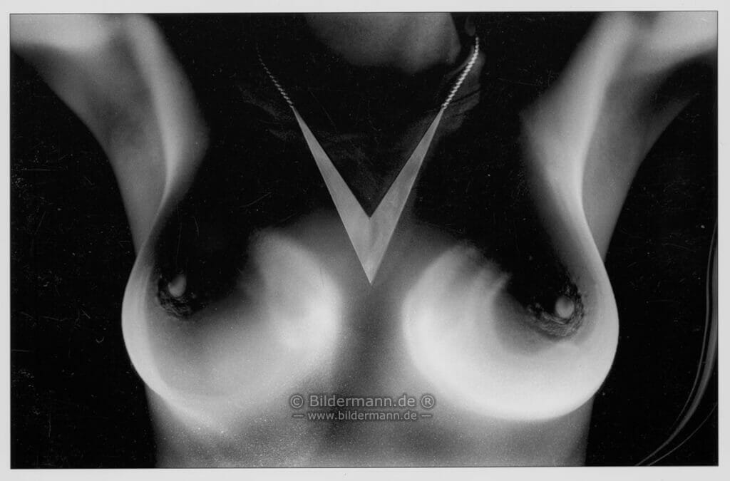 Aktfotografie „Karens” — eine eine „analoge” Langzeitbelichtung mit Taschenlampe auf „FUJI Neopan prof. 400”