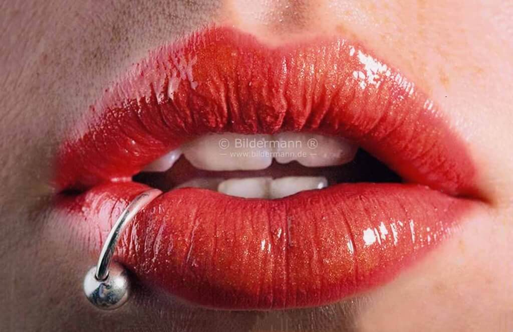 Foto: Rot geschminkter Mund mit Lippen-Piercing