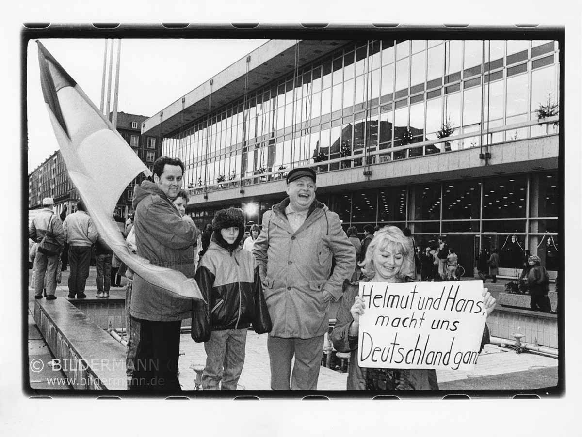 19. Dezember 1989 | Demonstranten warten am Altmarkt vor dem Kulturpalast in Dresden auf Helmut Kohl.