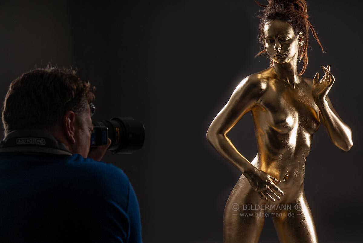 Einer meiner angebotenen Workshops ist der Spezial-Workshop: „Künstlerische Aktfotografie mit Goldfarbe”