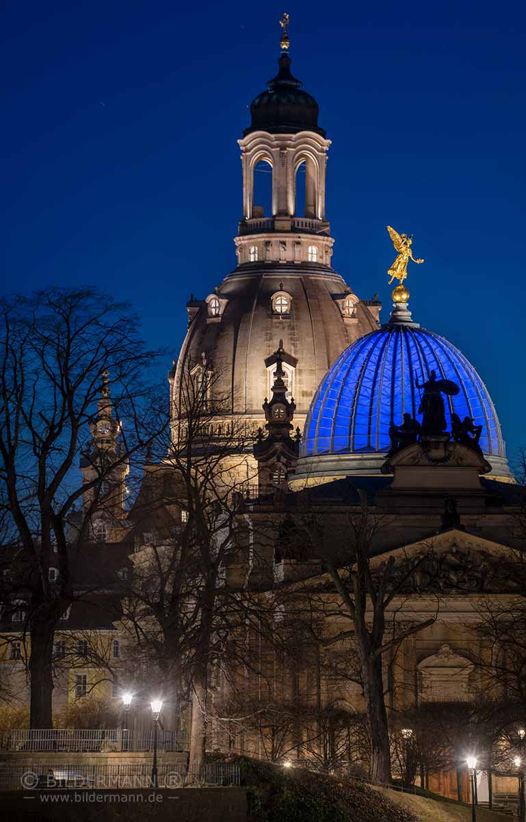 Sandsteinkuppel der dresdner Frauenkirche, blau angestrahlte Glaskuppel des Sächsischen Kunstvereins mit Fama-Figur "Trompetenengel" auf der Brühlschen Terrasse in Dresden.