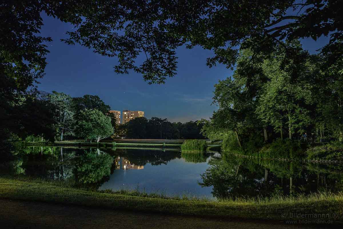Mitternächtliche Langzeitlichtung am „Neuen Teich” im Dresdner Stadtpark „Großer Garten” mit Aufhellung durch Taschenlampen