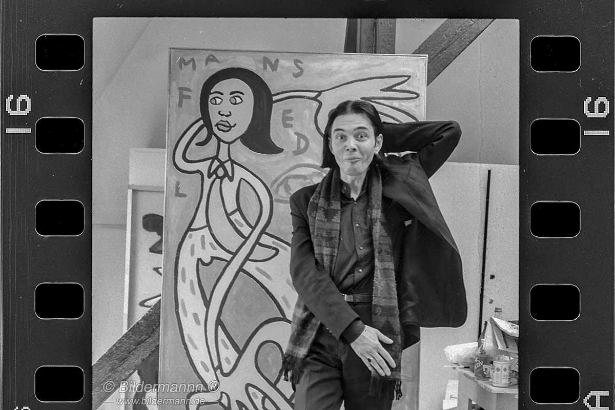 (Bildausschnitt) Der Maler und Grafiker Richard Mansfeld (1959—2018), welcher sich 1999 den Künstlernamen „Richaâârd” zulegte, am 13. Februar 1992 in seinem Dresdner Atelier.
