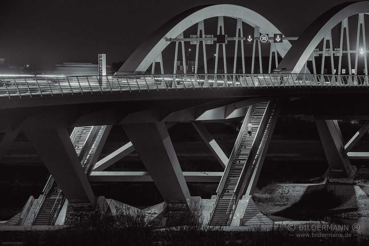 Nachtaufnahme der am 24. August 2013 offiziell eröffneten Waldschlößchenbrücke Dresden.